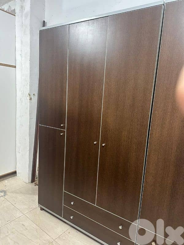 خزانة كبيرة مع خزانة درفتين بنحطوا حد بعض شبه جديد 0