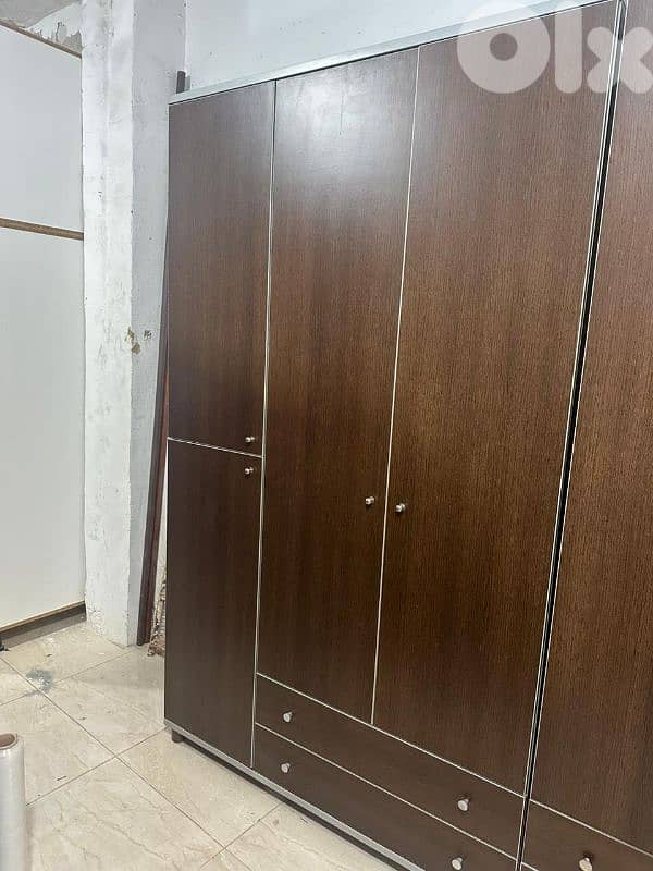 خزانة كبيرة مع خزانة درفتين بنحطوا حد بعض شبه جديد 1