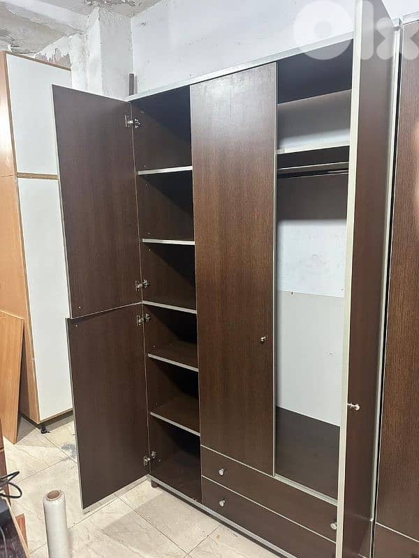 خزانة كبيرة مع خزانة درفتين بنحطوا حد بعض شبه جديد 2