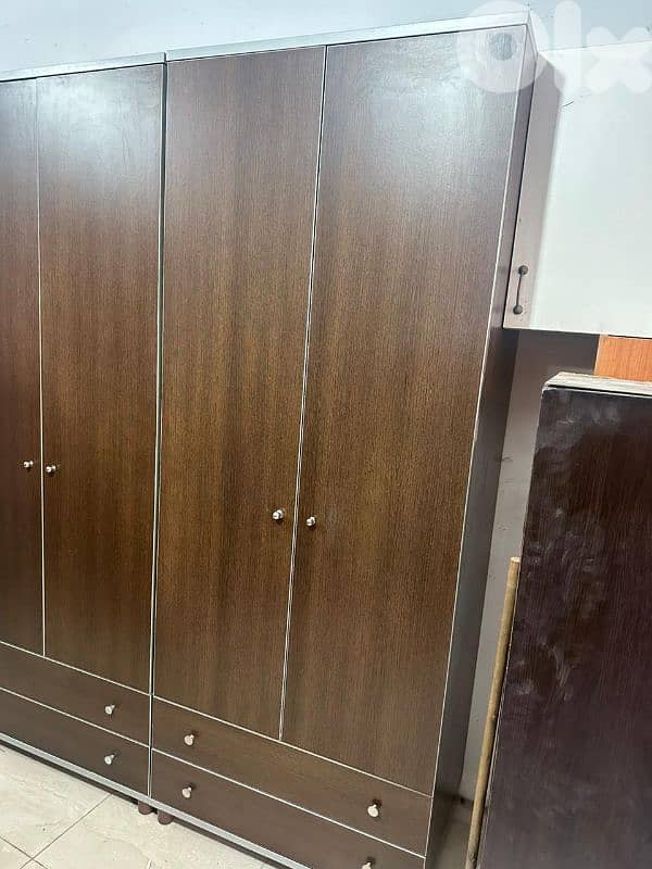 خزانة كبيرة مع خزانة درفتين بنحطوا حد بعض شبه جديد 3