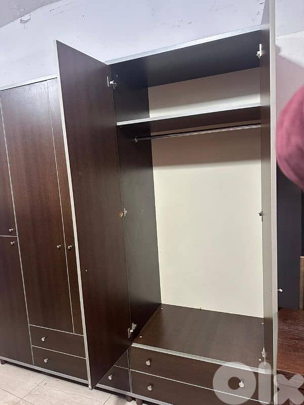 خزانة كبيرة مع خزانة درفتين بنحطوا حد بعض شبه جديد 4