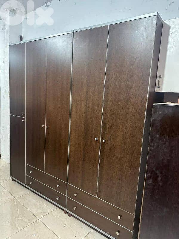 خزانة كبيرة مع خزانة درفتين بنحطوا حد بعض شبه جديد 6