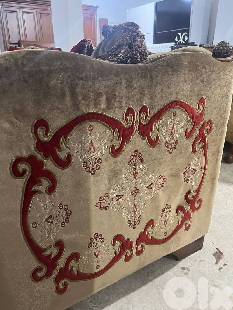 طقم كنبايات ملكي خشب زان اربع قطع وطاولة 9