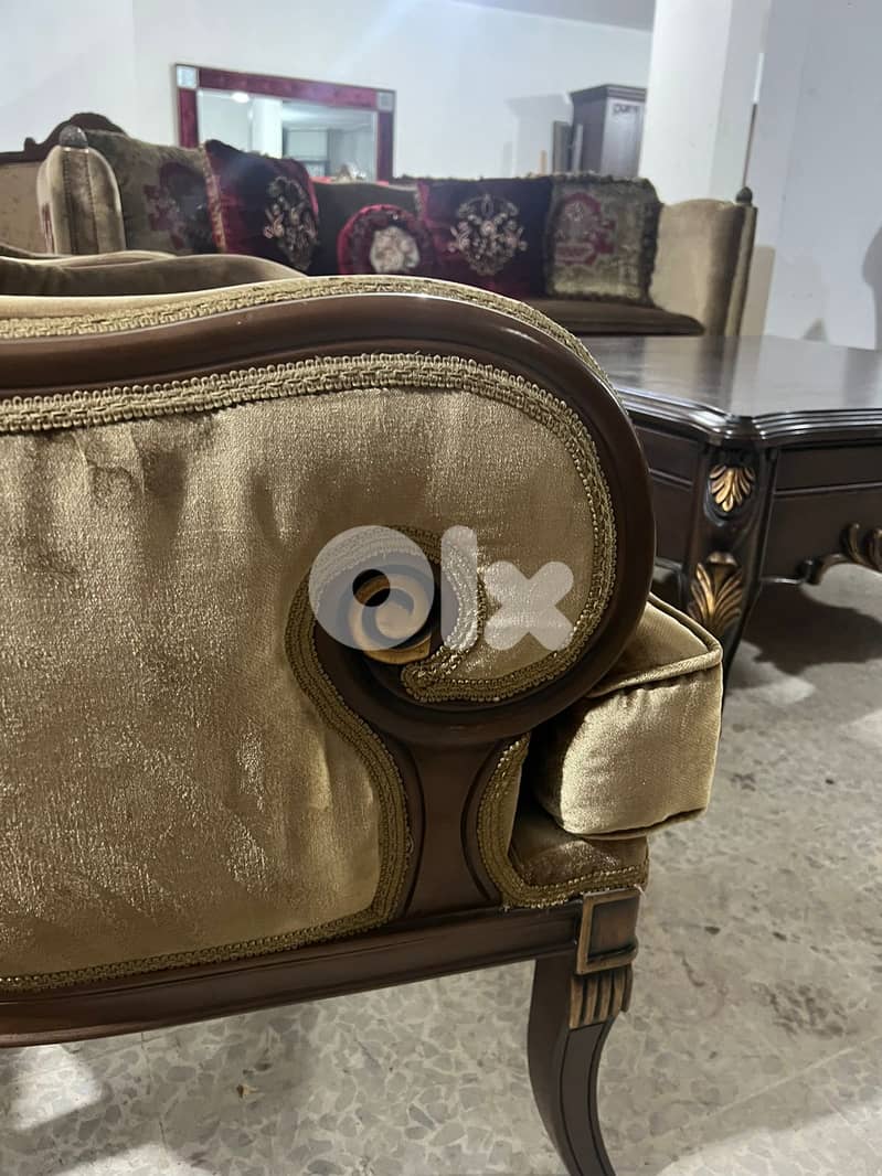 طقم كنبايات ملكي خشب زان اربع قطع وطاولة 10