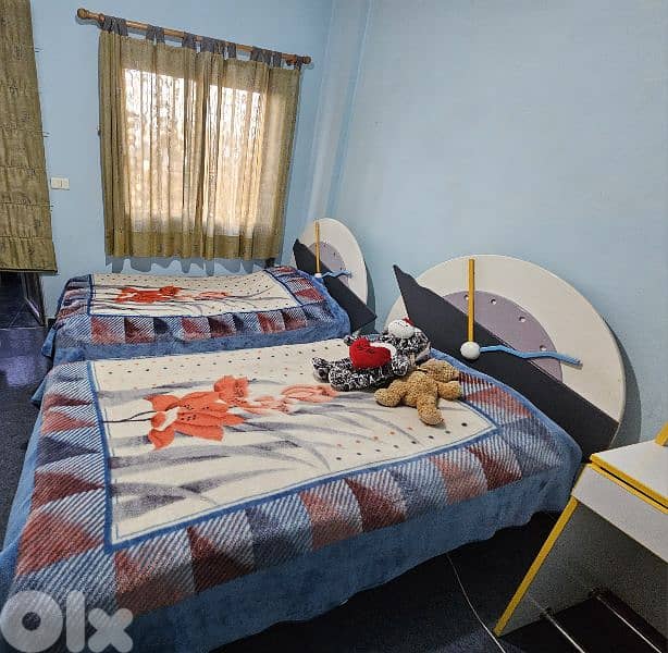 2 kids bed and one desk for sale 2