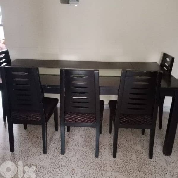 طاولة سفرة مرتبة لون بني 2