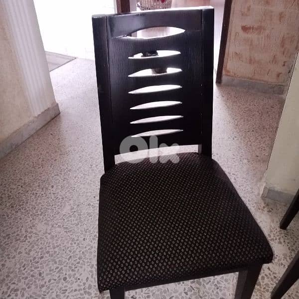 طاولة سفرة مرتبة لون بني 3