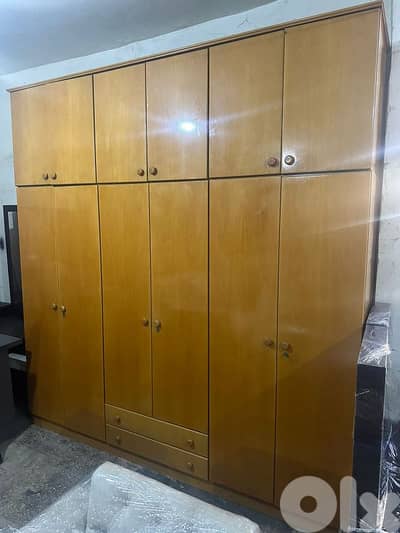 خزانة كبيرة طابقين 12 درفة شبه جديدة مع مرايا بقلبا وقفولة سويدي قشر