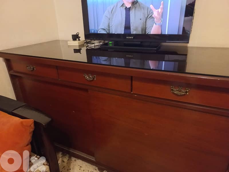 خزانة بباب جرار بحالة ممتازة 0