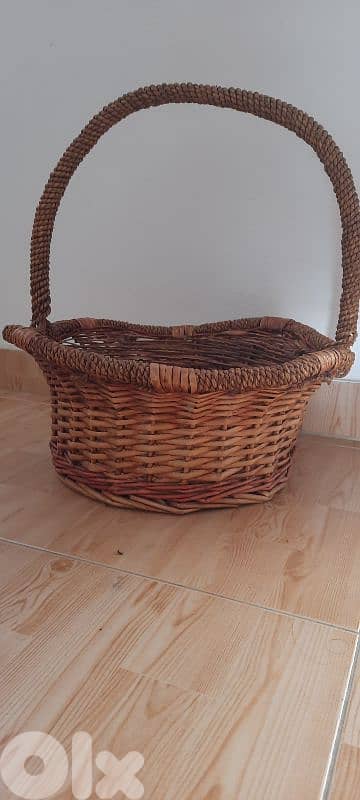 Basket height 20cm and width 40cm. سلًة 0