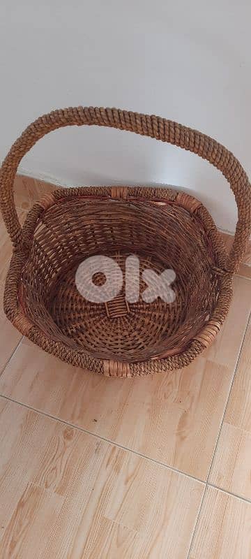 Basket height 20cm and width 40cm. سلًة 3