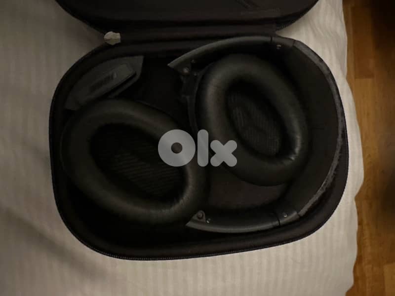 BOSE QC35 Noise canceling headphones 2