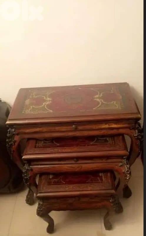 للبيع غرفة سفرة مع طاولة نص و ٣ طاولات انتيك و 4طاولات بليكسي 5