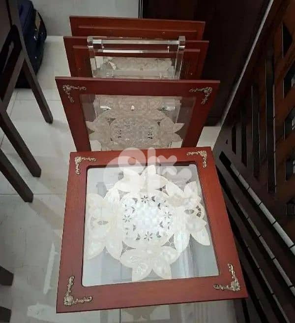 للبيع غرفة سفرة مع طاولة نص و ٣ طاولات انتيك و 4طاولات بليكسي 6
