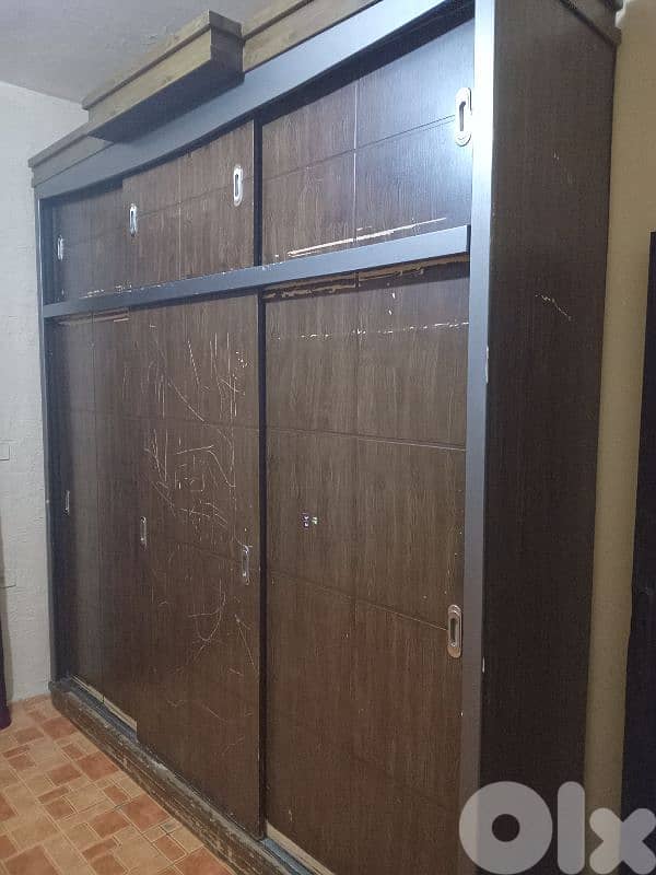 خزانه طابفين خشب لاتيه سحاب السعر ٨٠$ للتواصل ٧٠٨٩٧٥٤٧ 1