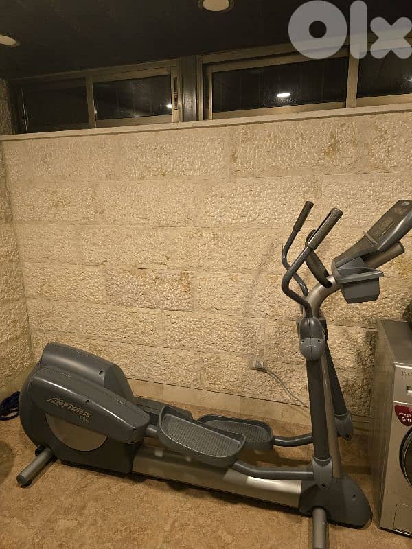 Life Fitness Elliptical Machine 0