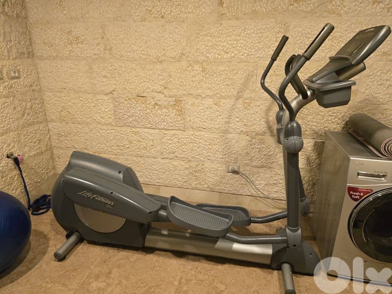 Life Fitness Elliptical Machine 1