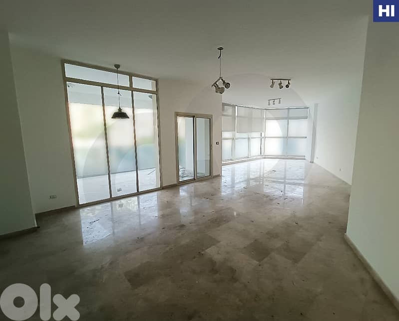 شقة فسيحة بمساحة 215 متر مربع موقع مميز في قلب الس/sodeco REF#HI129886 0