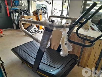Treadmill Curve Geo Gym Equipment معدات رياضية متنوعة