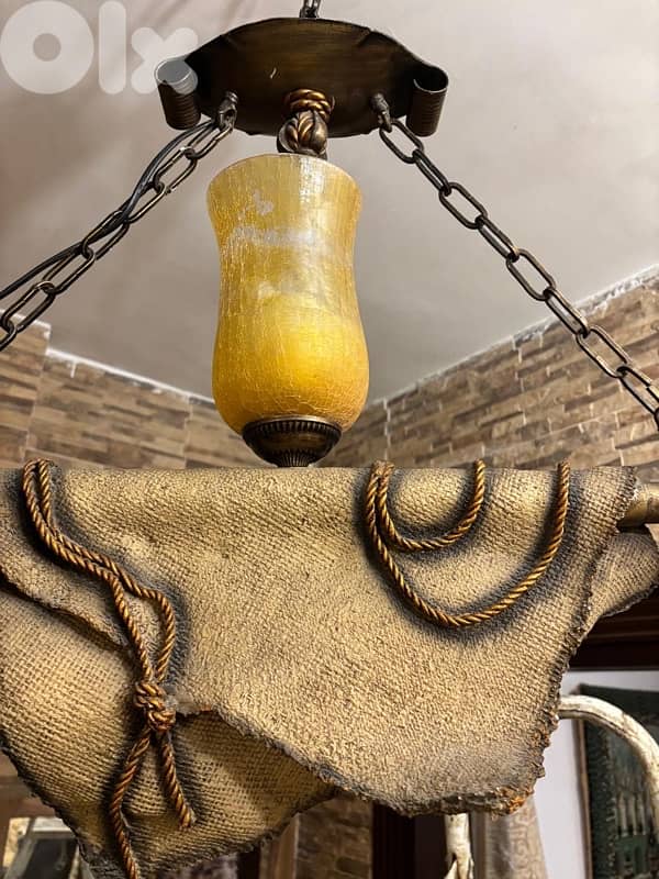 Elegante lámpara de estilo rústico, perfecta para 3