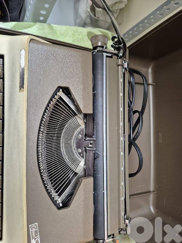 Vintage Manual Typwriter 0