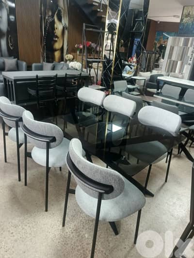 طاولة سفرة مع ٦ كراسي. Dining table with 6 chairs