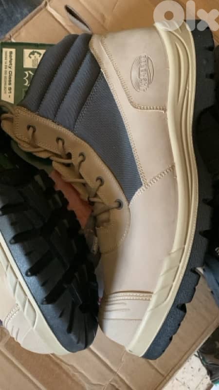 أحذية عمل بسحاب جانبي من Kmart، تحمل علامة "JACKFOC" 2