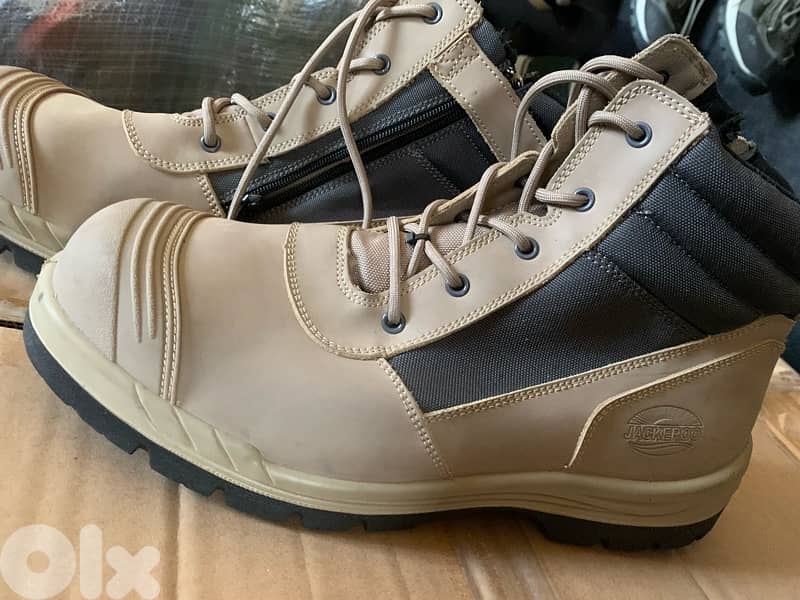 أحذية عمل بسحاب جانبي من Kmart، تحمل علامة "JACKFOC" 3