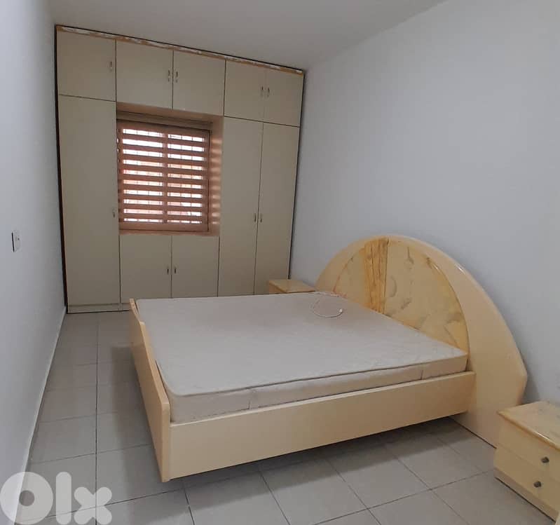 Queen Bed with Mattress  تخت مجوز كبير مع فراش 0