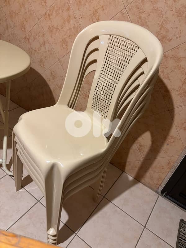 4 plastic chairs, 1 table, 1 vegetables basket with drawers 0