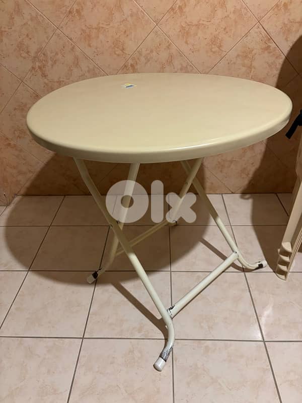 4 plastic chairs, 1 table, 1 vegetables basket with drawers 2