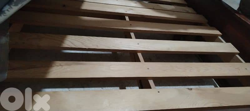 غرفة نوم خشب زين كلها متينة و قوية مع مفارش خشب زين 4