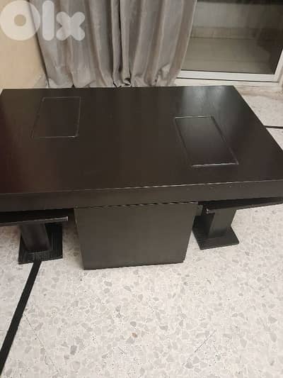 طاولة في غرفة جلوس