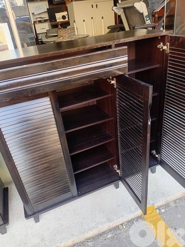 خزانة شبه جديد 1