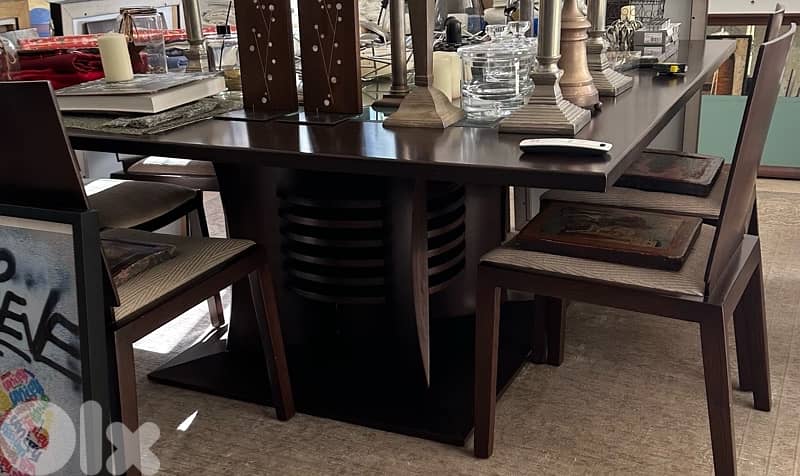 1 table, 2 sofas, 8 chairs, 2 mirrors 0