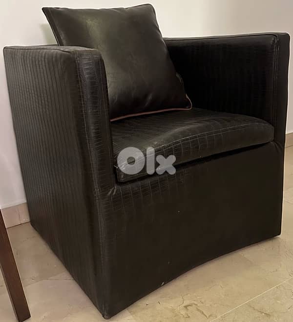 1 table, 2 sofas, 8 chairs, 2 mirrors 3