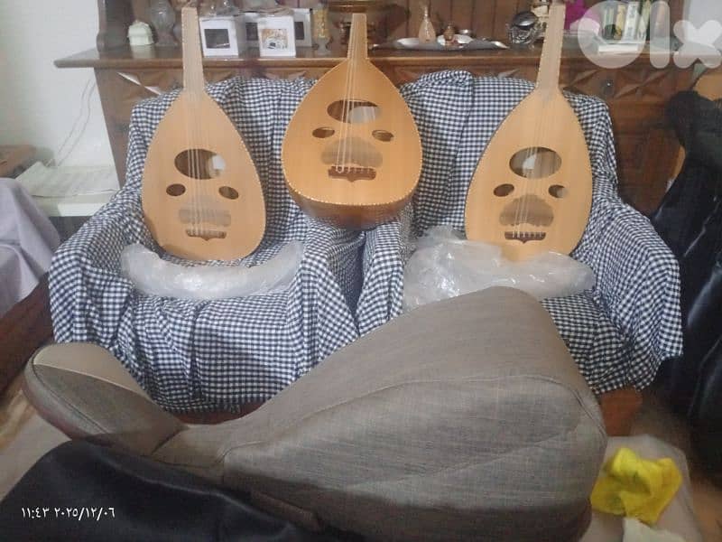 عود مميز بسعر مميز 110$ فقط ومع شنطة وريش كل الاعواد جديدة 8