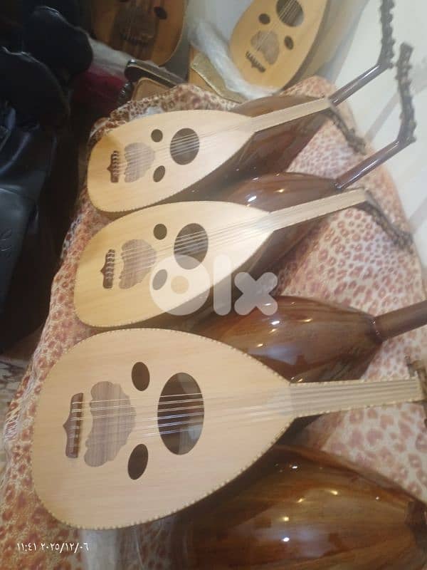 عود مميز بسعر مميز 110$ فقط ومع شنطة وريش كل الاعواد جديدة 16