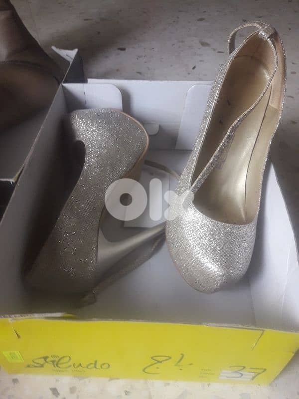 شروة ٨٠ قطعة او اكثر تقريبا تياب واحذية 12