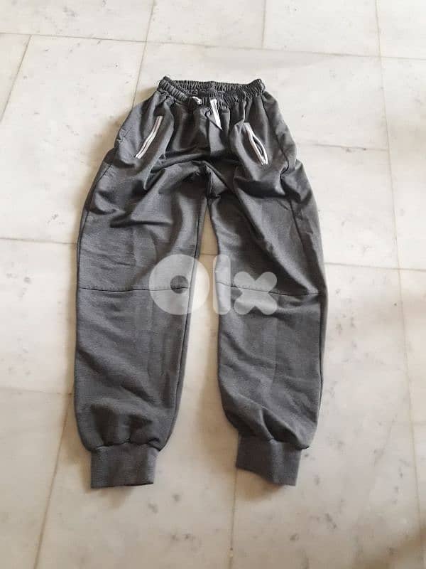 شروة ٨٠ قطعة او اكثر تقريبا تياب واحذية 19