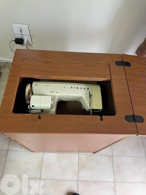 Singer sewing machine (vintage) 2