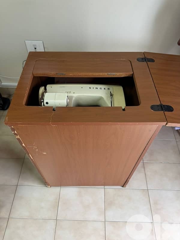 Singer sewing machine (vintage) 3