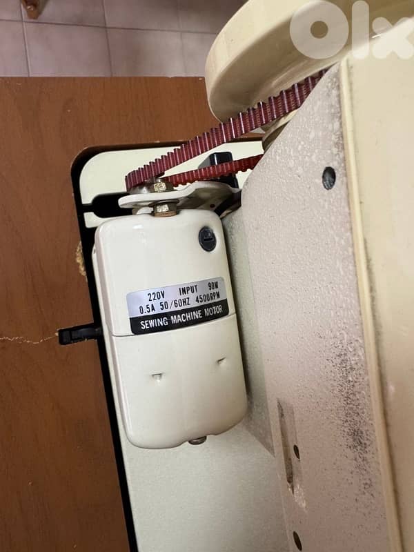 Singer sewing machine (vintage) 4