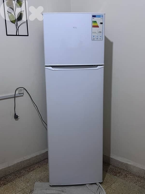 MEDIUM TCL REFRIGERATOR 0