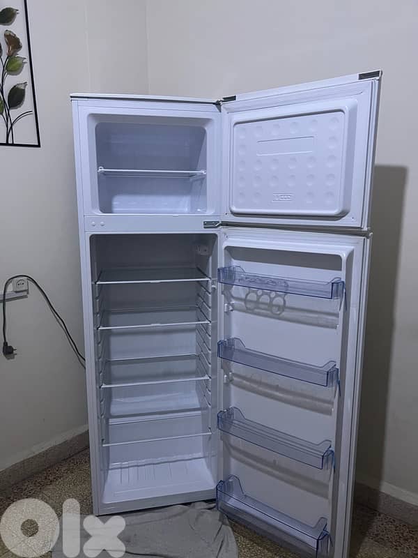 MEDIUM TCL REFRIGERATOR 1