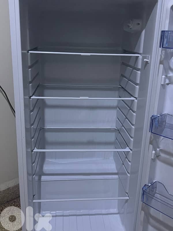 MEDIUM TCL REFRIGERATOR 4