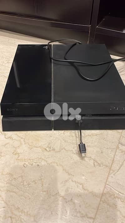 PS4 + 3 original controllers