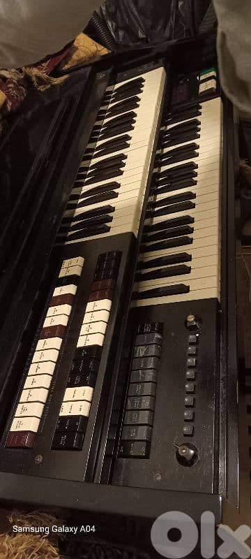 بيانو مستعمل فاخر من الآخر 1