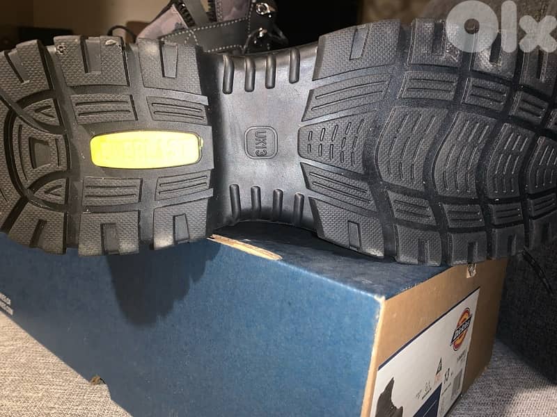 حذاء الأمان عملي ومتين 4