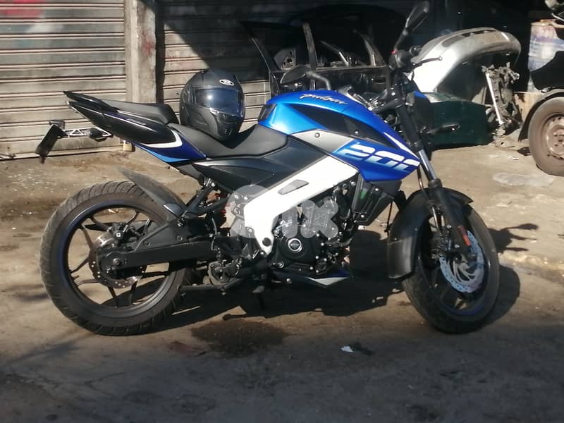 Pullsar NS 200 motorcycle 0